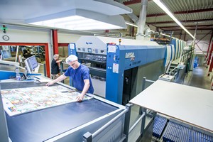 Drucker kontrolliert Druckbogen - Mugler Masterpack GmbH