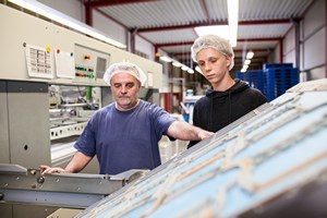 Mitarbeiter arbeiten an der Stanze - Mugler Masterpack GmbH