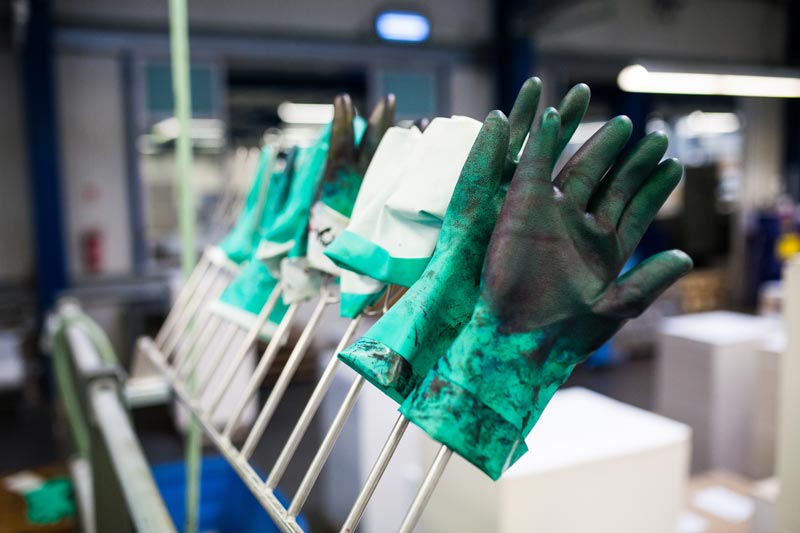 Handschuhe an der Druckmaschine - Mugler Masterpack GmbH